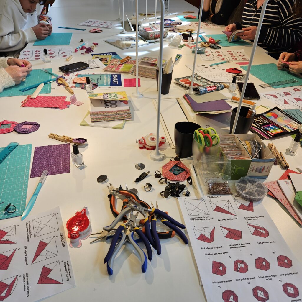 atelier bijoux origami à la médiathèque ALPHA