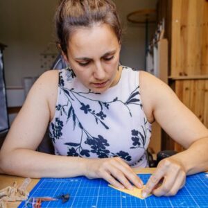 MARIGAMI origami main au travail portrait