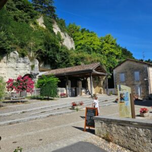 MARIGAMI ET CIE Aubeterre point de vue sur l'entrée de l'église monolithe de Saint Jean 2