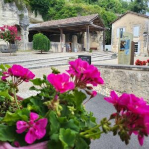 MARIGAMI ET CIE Aubeterre point de vue sur l'entrée de l'église monolithe de Saint Jean