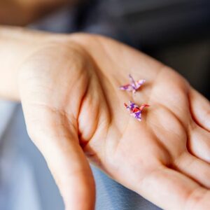 MARIGAMI origami les mains au travail grues miniatures