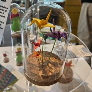 MARIGAMI origami sculpture grue arc-en-ciel dans bulle en verre